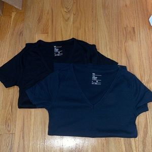 Black and navy blue Gap Tees